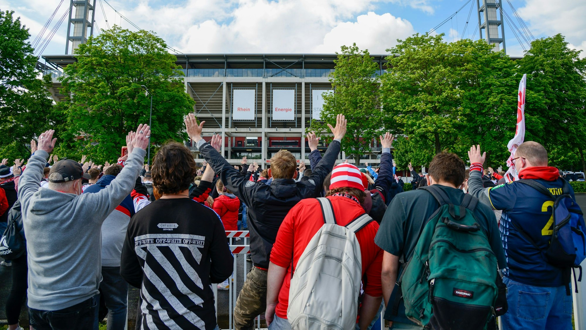 Fans des 1. FC Köln stehen vor einem Spiel außerhalb des Rhein-Energie-Stadions.