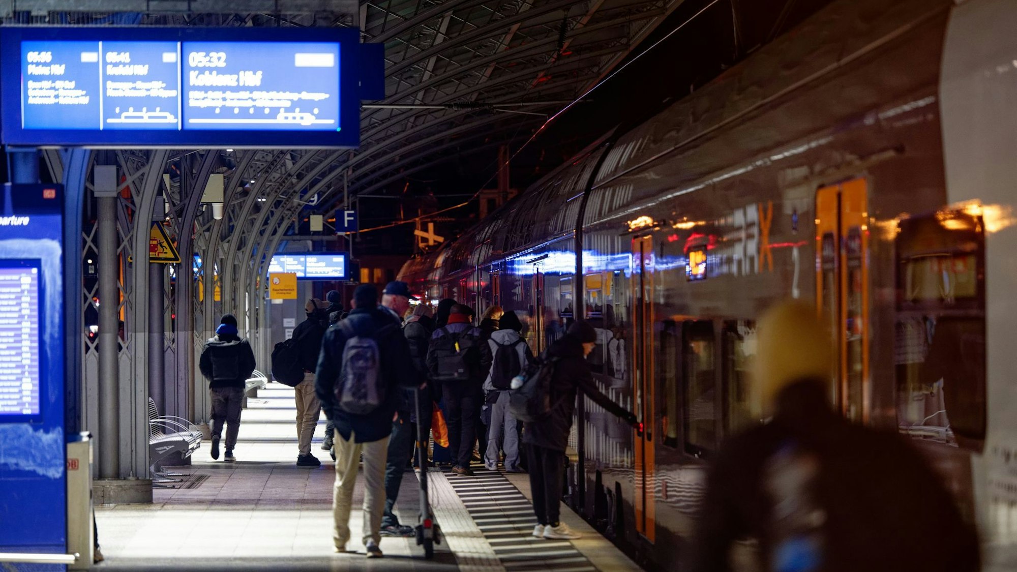 Fern- und Regionalzüge fahren den Kölner Hauptbahnhof wieder an.