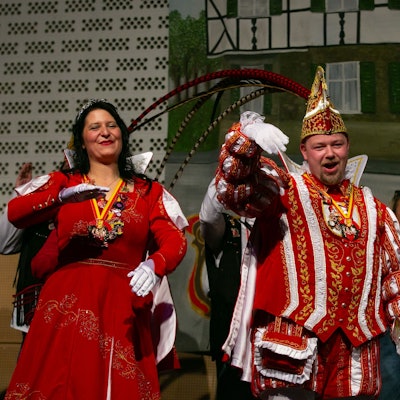 Das Bild von der Proklamation in Ründeroth zeigt Prinz Norman aus dem Hause Becker und Prinzessin Melanie.