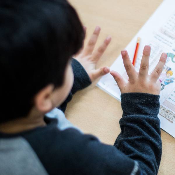 Ein Junge rechnet im Klassenraum einer Grundschule in Essen (Nordrhein-Westfalen) während einer Mathe-Übung mit den Fingern.