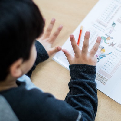 Ein Junge rechnet im Klassenraum einer Grundschule in Essen (Nordrhein-Westfalen) während einer Mathe-Übung mit den Fingern.