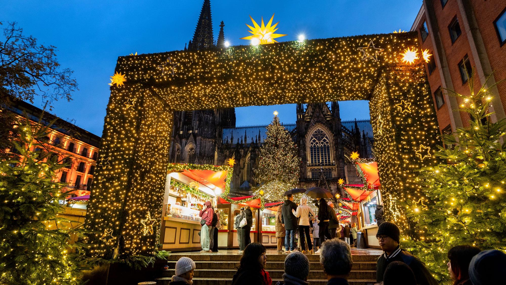 Der Weihnachtsmarkt am Kölner Dom. „Markt der Herzen am Roncalliplatz.
