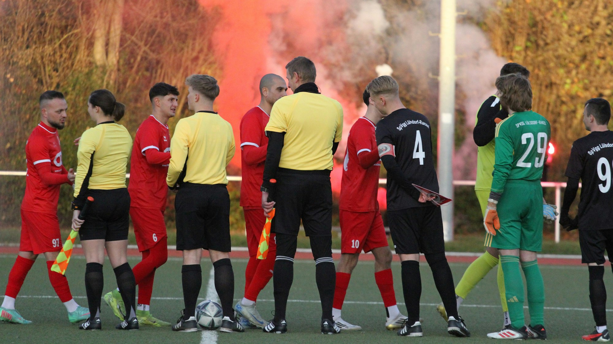 Stimmungsvolle Begrüßung: Die SpVgg Lülsdorf-Ranzel empfängt den 1. FC Niederkassel.