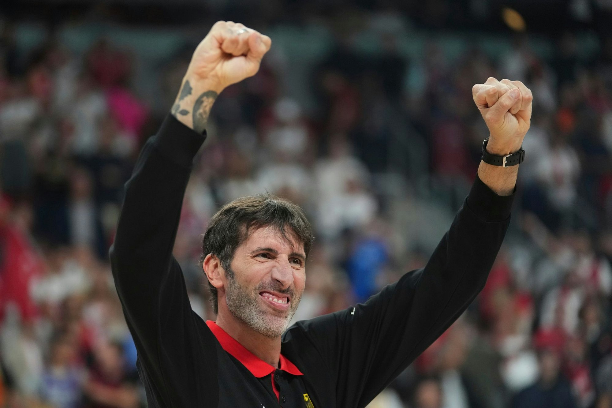 Sichtlich geschwächt bejubelt Basketball-Bundestrainer Alex Mumbrú den EM-Titel. (Archivfoto)