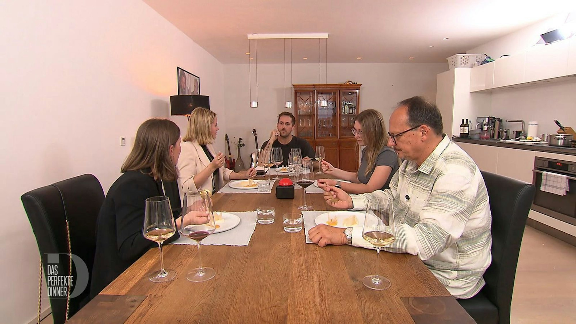 Vom Dessert werden die Gäste geschmacklich überrascht.
(Bild: RTL)