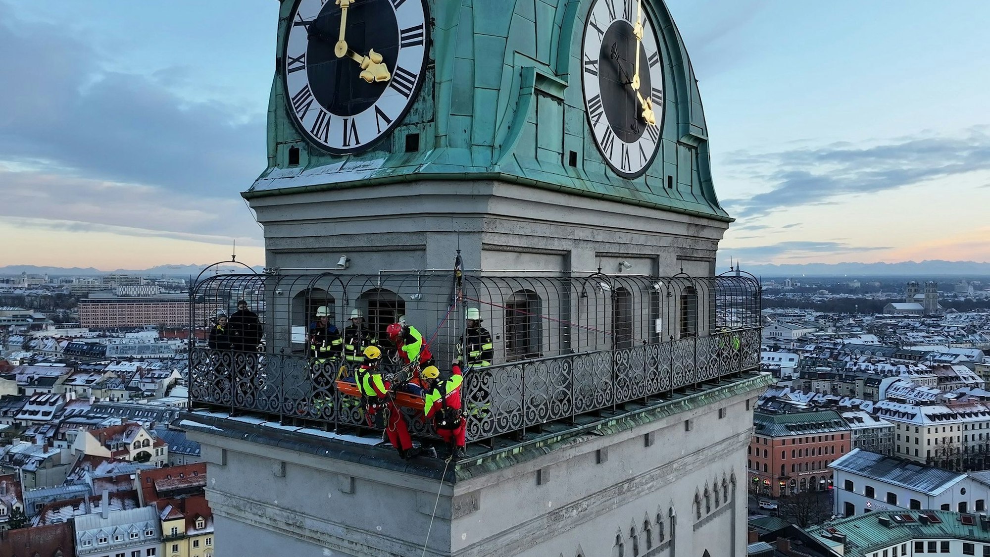 Kräfte der Berufsfeuerwehr München sind am Turm der Kirche St. Peter im Einsatz.