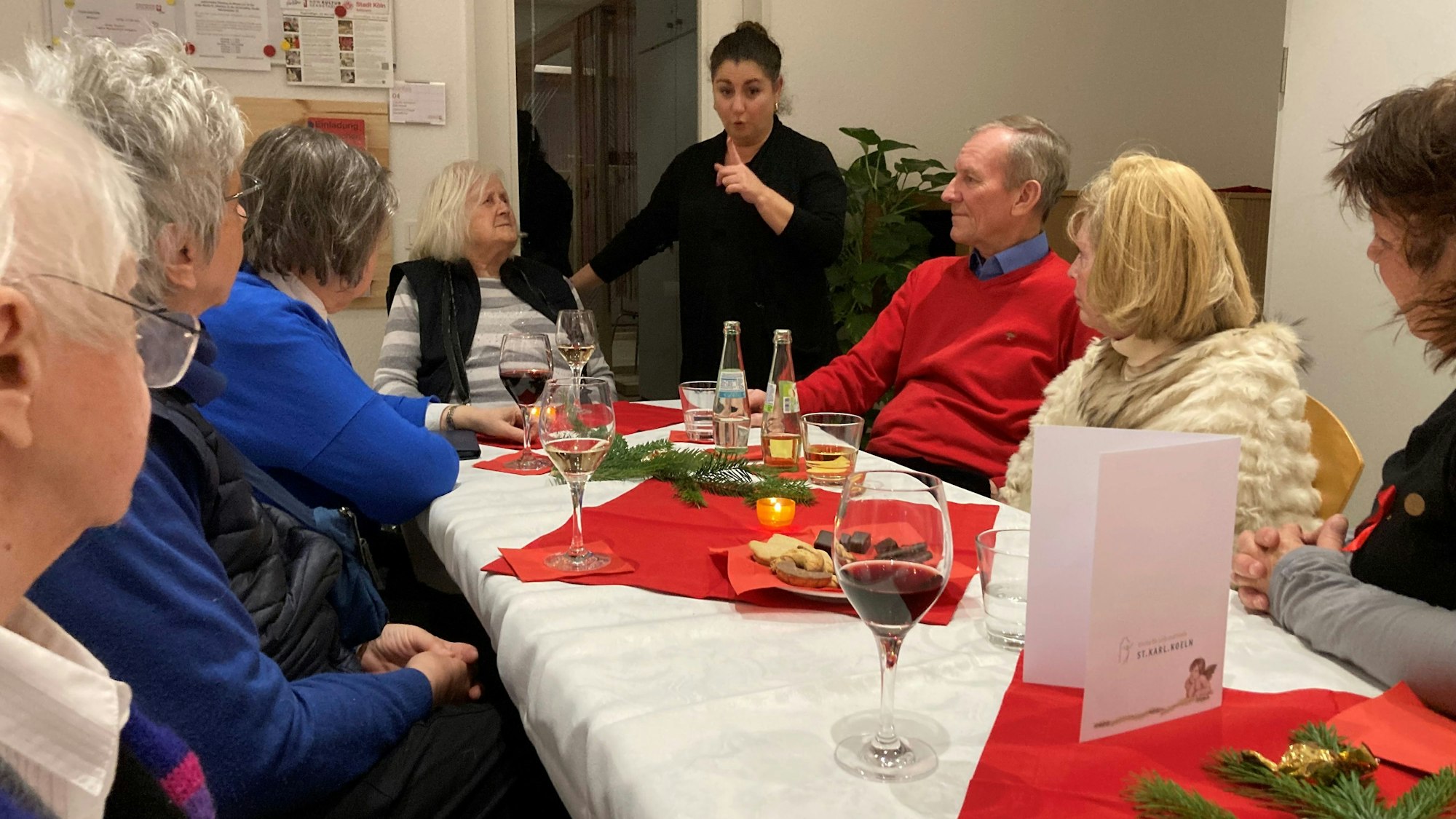Die Kirche Sankt Karl in Köln-Sülz bietet einen gemeinsamen Weihnachtskaffee und Feier am Abend an.