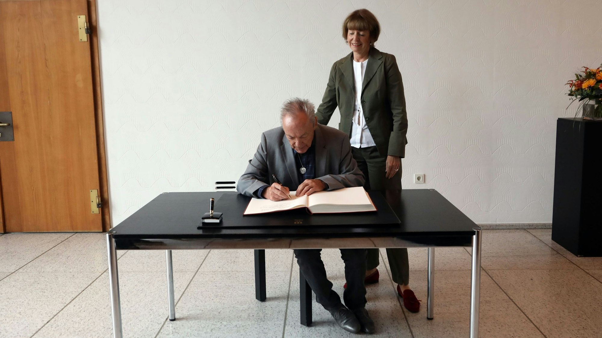 30.09.2024, Köln: Schauspieler Udo Kier besucht Köln. Der Schauspieler trägt sich in das Gästebuch der Stadt.