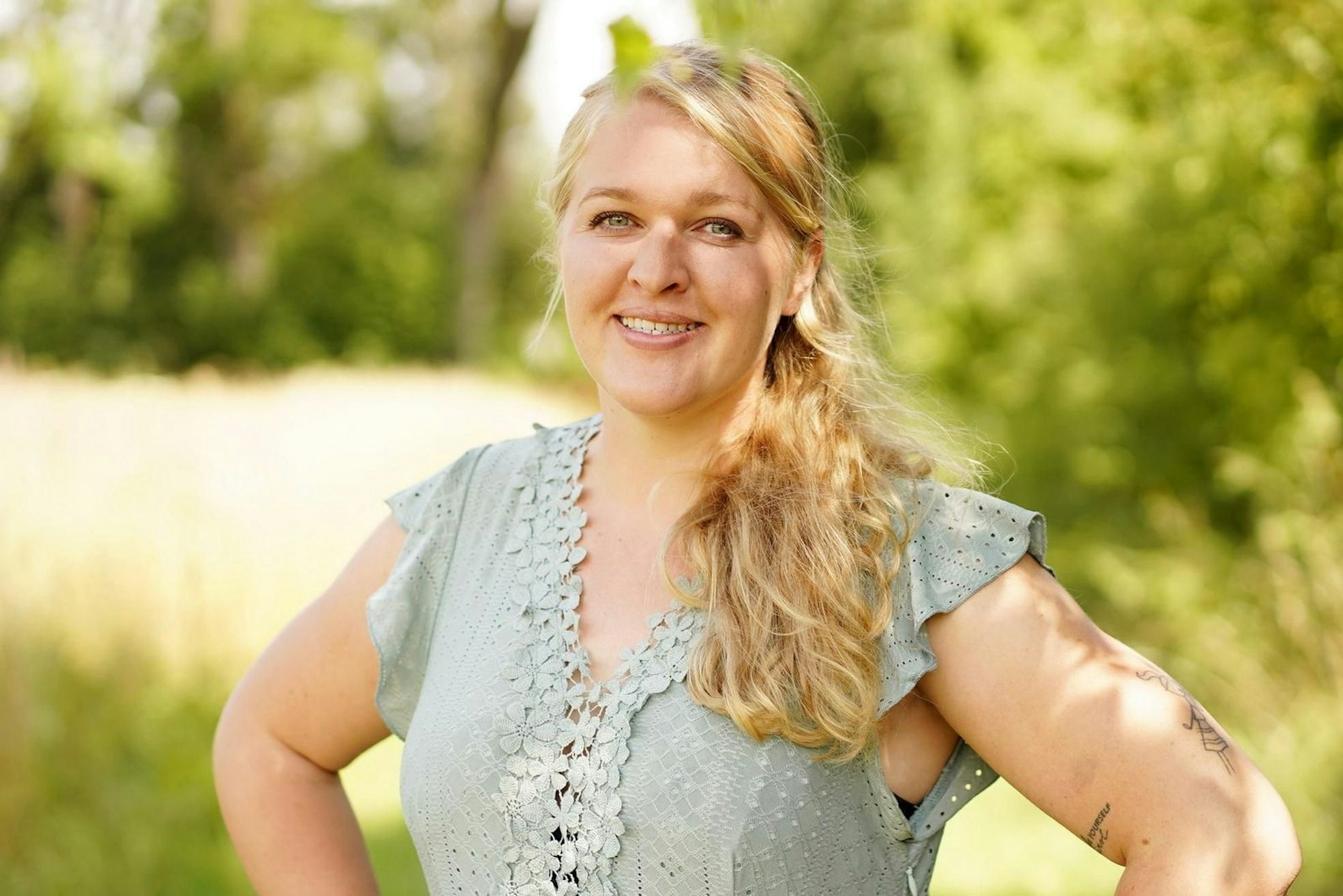 Die Pferdewirtin ist überrascht, dass Christoph die Hofwoche abbrechen will. (Bild: RTL / Stefan Gregorowius)