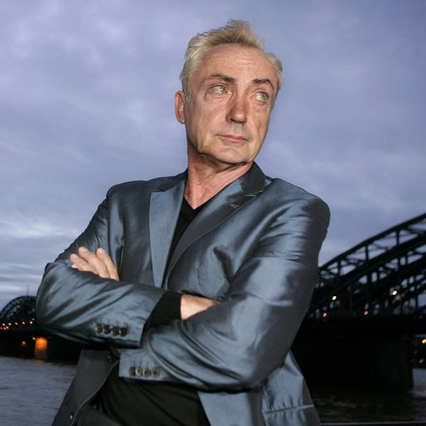 14.08.2007, Nordrhein-Westfalen, Köln: Der Schauspieler Udo Kier steht am Rande von Dreharbeiten zu dem Kinofilm «Lulu und Jimi» in Köln am Rhein. Der deutsche Schauspieler Udo Kier ist gestorben. Der Hollywood-Star starb am Sonntag im Alter von 81 Jahren im kalifornischen Palm Springs, wie sein Management in Los Angeles der Deutschen Presse-Agentur bestätigte.