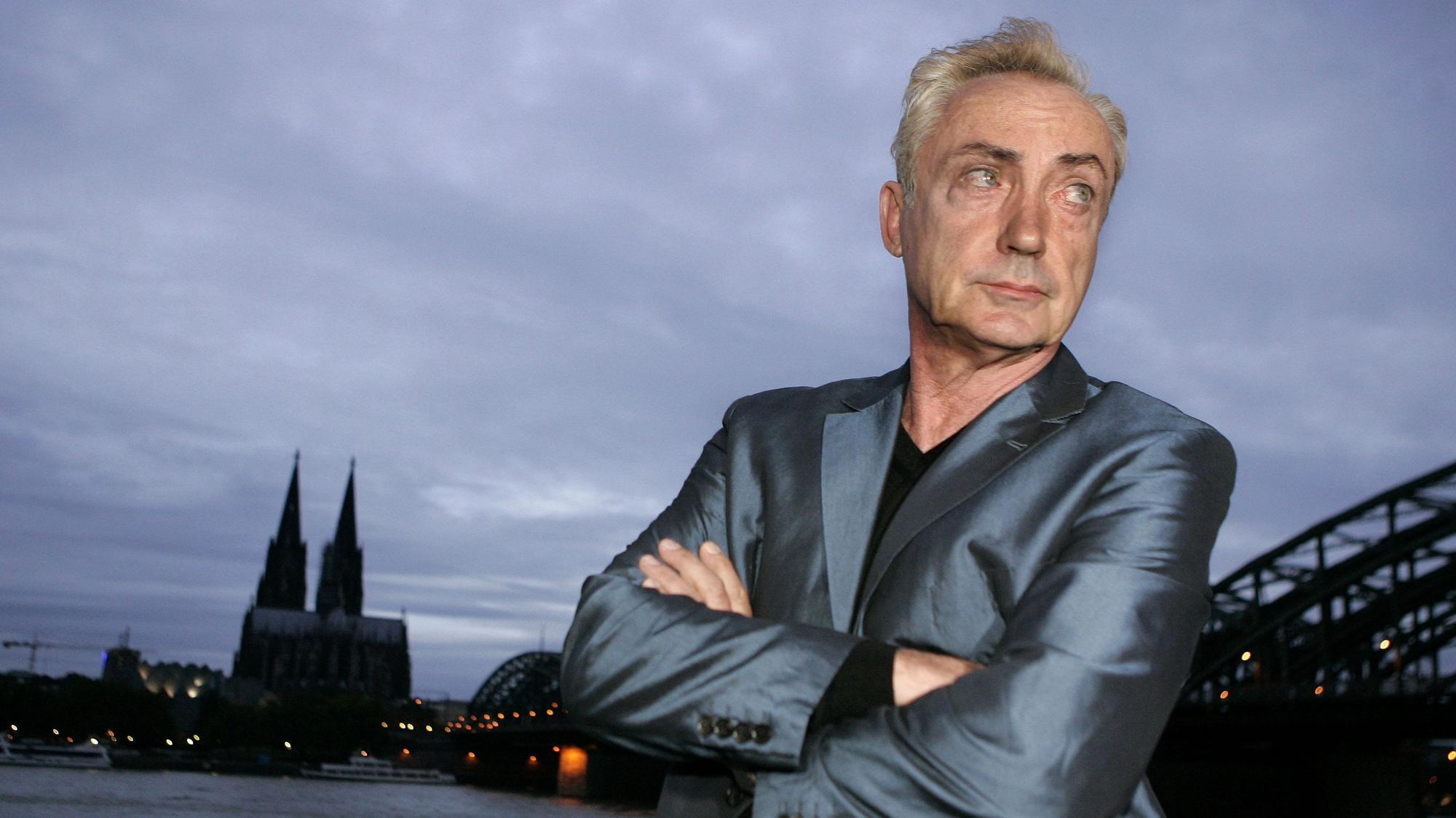 14.08.2007, Nordrhein-Westfalen, Köln: Der Schauspieler Udo Kier steht am Rande von Dreharbeiten zu dem Kinofilm «Lulu und Jimi» in Köln am Rhein. Der deutsche Schauspieler Udo Kier ist gestorben. Der Hollywood-Star starb am Sonntag im Alter von 81 Jahren im kalifornischen Palm Springs, wie sein Management in Los Angeles der Deutschen Presse-Agentur bestätigte.