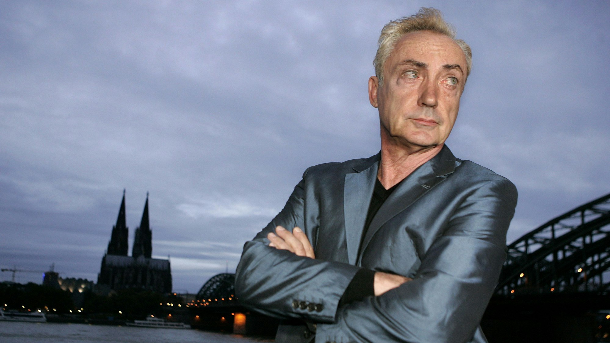 14.08.2007, Nordrhein-Westfalen, Köln: Der Schauspieler Udo Kier steht am Rande von Dreharbeiten zu dem Kinofilm «Lulu und Jimi» in Köln am Rhein. Der deutsche Schauspieler Udo Kier ist gestorben. Der Hollywood-Star starb am Sonntag im Alter von 81 Jahren im kalifornischen Palm Springs, wie sein Management in Los Angeles der Deutschen Presse-Agentur bestätigte.
