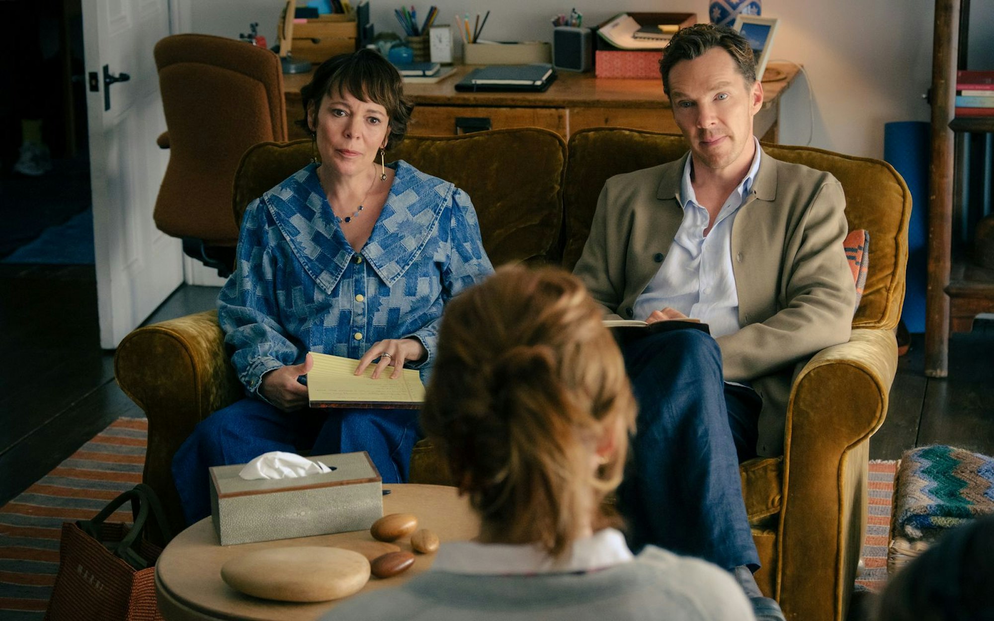 Noch sitzen Ivy (Olivia Colman, links) und Theo (Benedict Cumberbatch) ruhig nebeneinander. (Bild: Leonine/2025 Searchlight Pictures/Jaap Buitendijk)