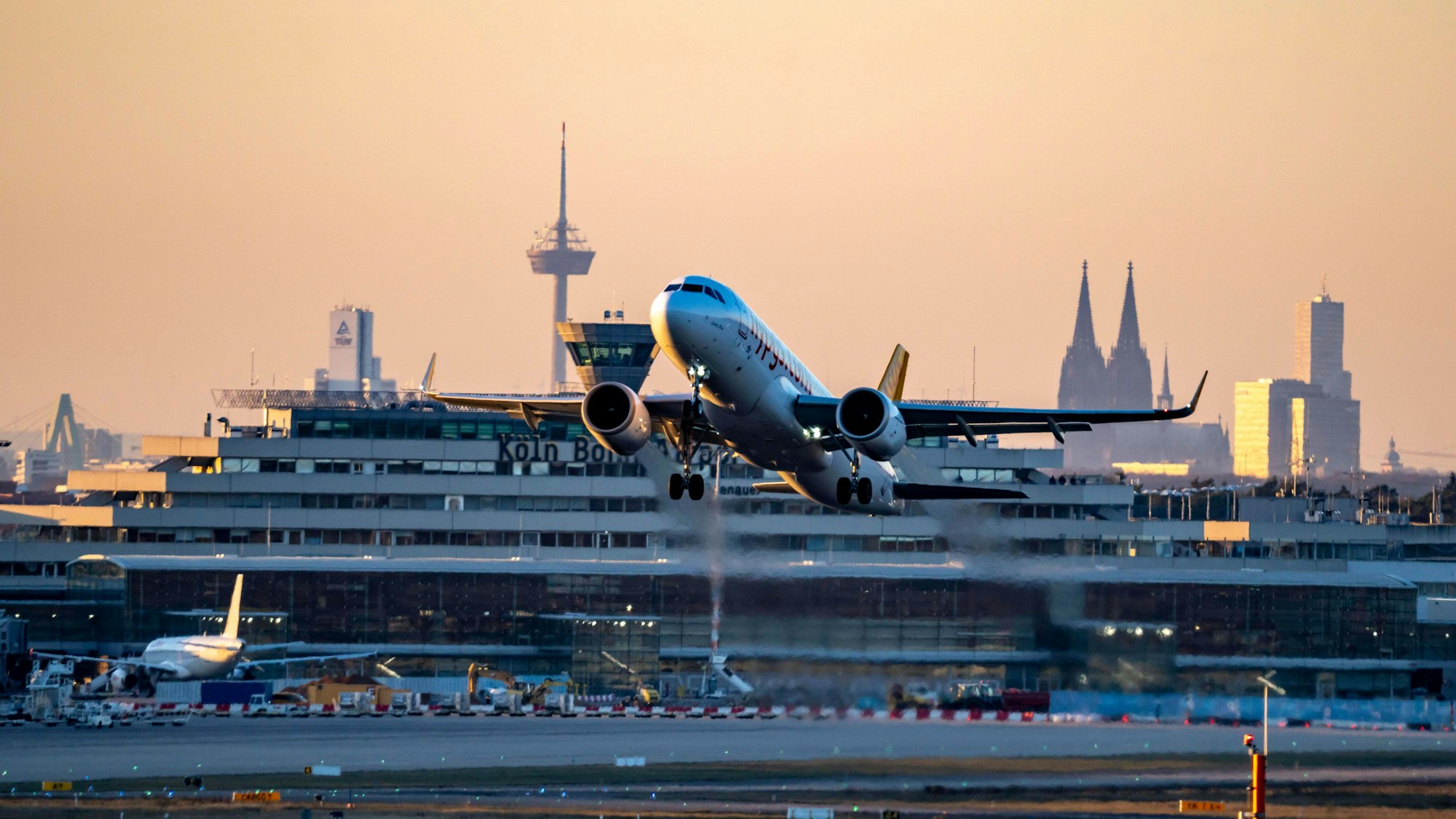 News Themen der Woche KW02 News Bilder des Tages Pegasus Air Flieger beim Start auf dem Flughafen Köln-Bonn, NRW, Deutschland Flughafen Köln-Bonn *** Pegasus Air aircraft taking off at Cologne Bonn Airport, NRW, Germany Cologne Bonn Airport