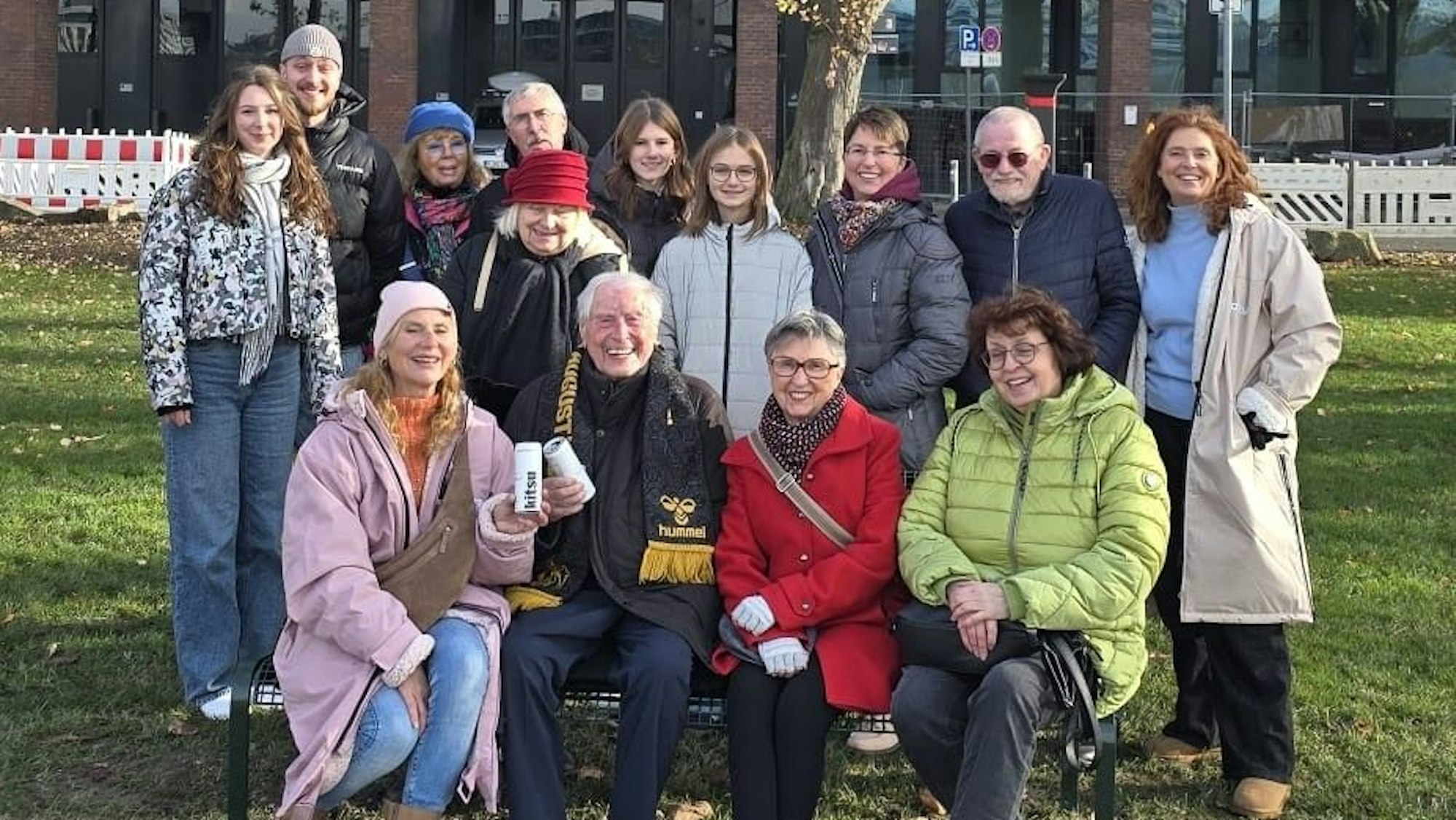 Ludwig Sebus freut sich im Kreise von Famile und Freunden über die Bank.