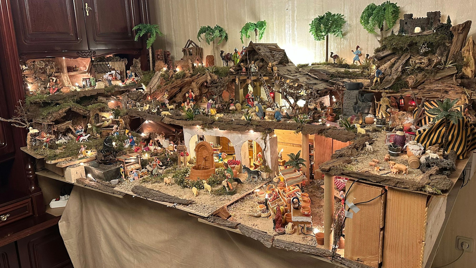In die Schrankwand hinein ist die Krippe vom Flohmarkt gewachsen.