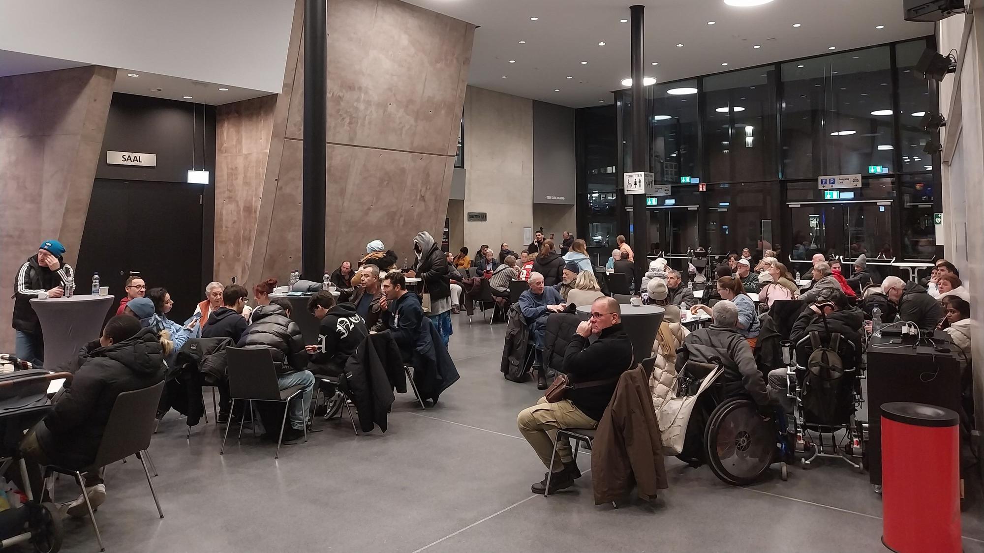 In der Troisdorfer Stadthalle waren rund 420 Menschen untergebracht, die wegen des Bombenfunds ihre Wohnungen verlassen mussten.