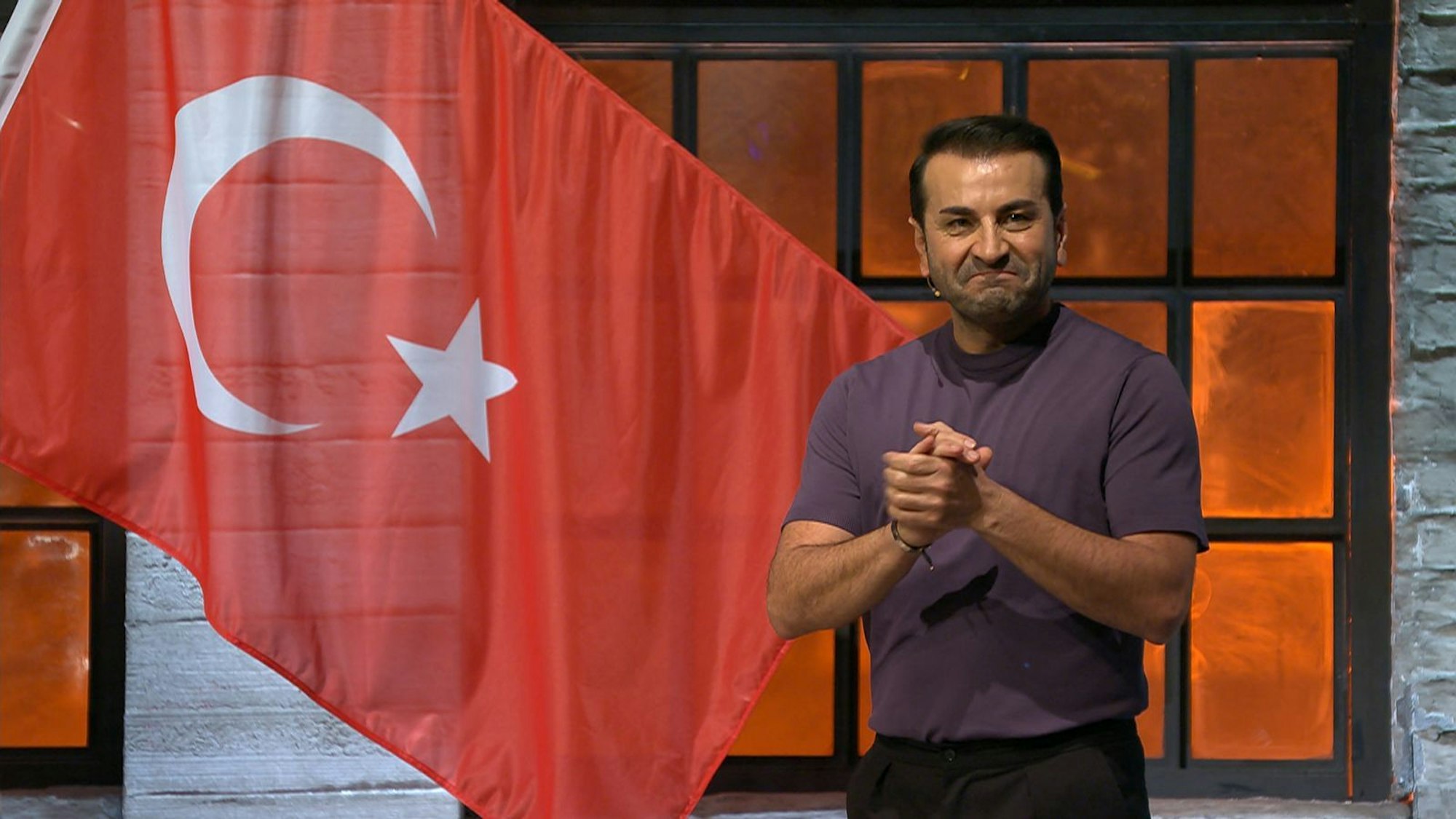 Gastjuror Ali Güngörmüş war von einem Teller nicht so angetan und unterstellte „leicht getürkte Köfte“. „Ich darf das sagen“, lachte er - er wurde selbst in der Türkei geboren. (Bild: RTL)