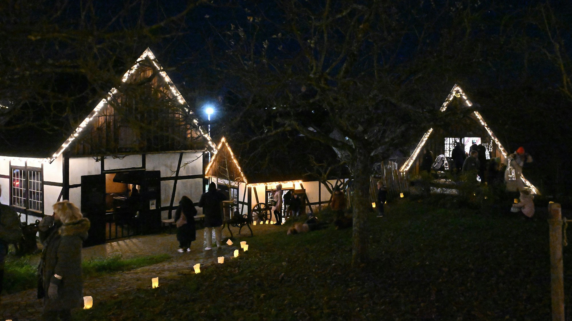 Lichterketten und Lampen erleuchten die Konturen und Wände der Fachwerkhäuser im Bergischen Museum in Bensberg.