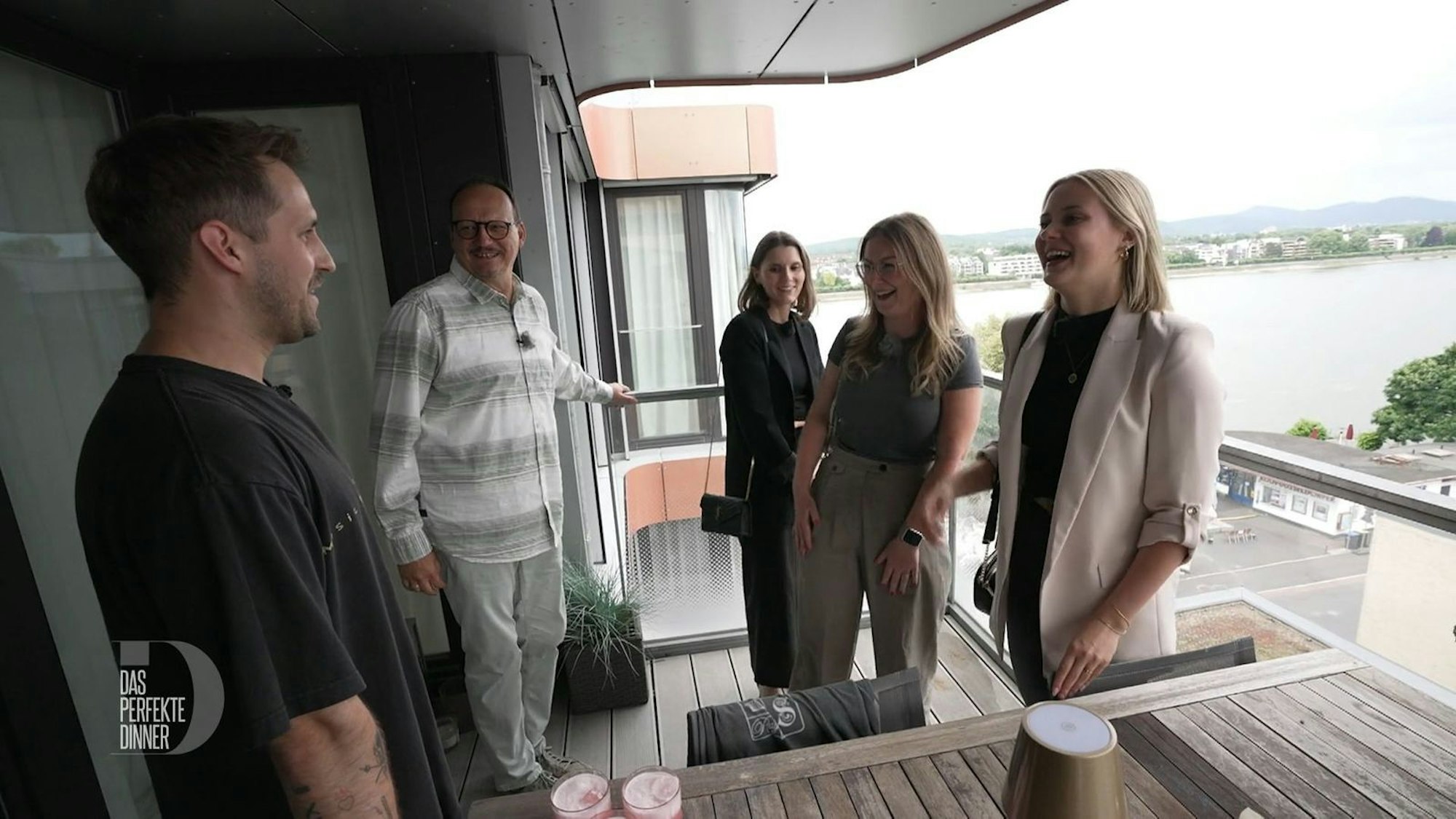 Tobi (von links) kann Armin, Clara, Magdalena und Lilli mit Lockerheit und Aussicht begeistern.
(Bild: RTL)