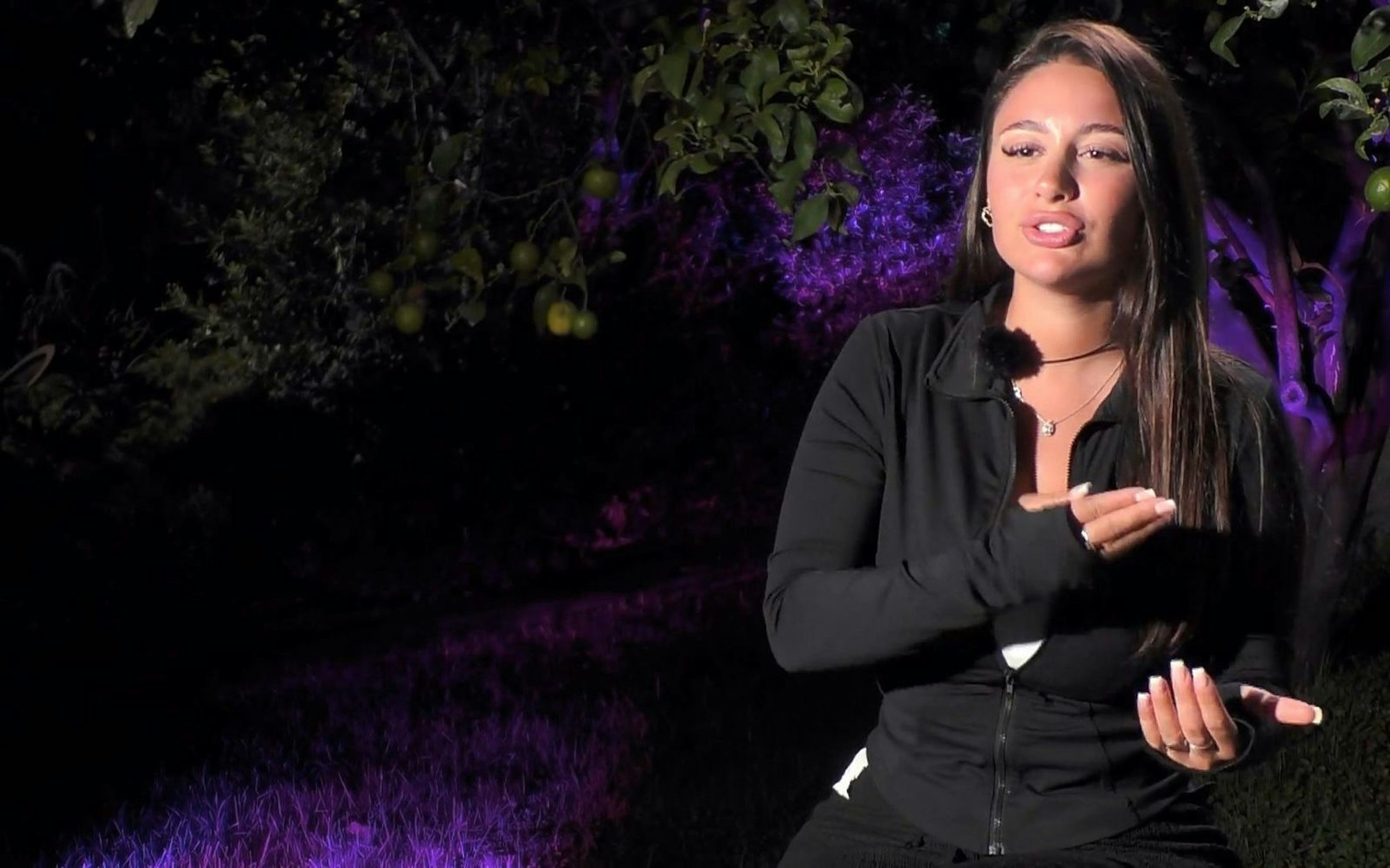 Verführerin Selin lässt kein gutes Haar an Aleks. (Bild: RTL)