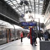 Ein Zug am Hauptbahnhof in Köln.