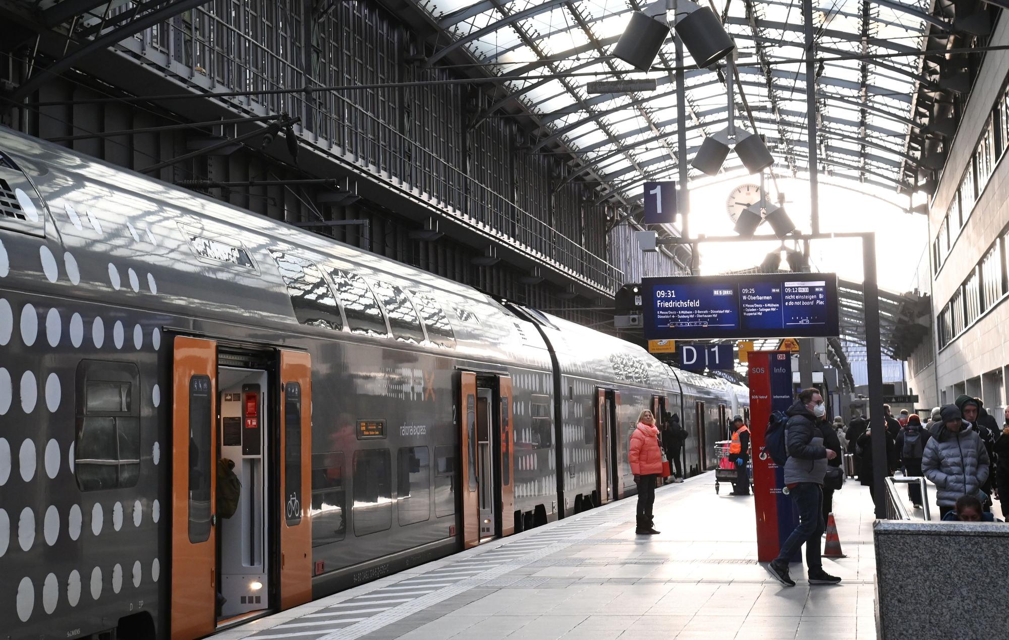 Ein Zug am Hauptbahnhof in Köln.