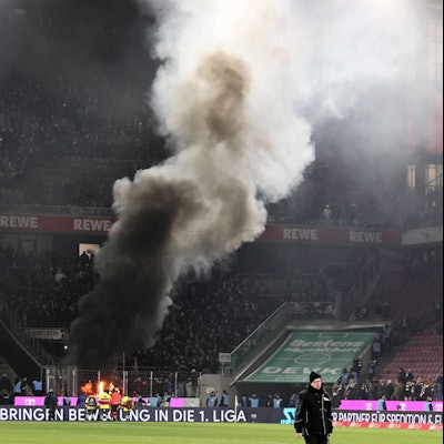 Nach dem Schlusspfiff brannte es am Samstag im Frankfurter Block.