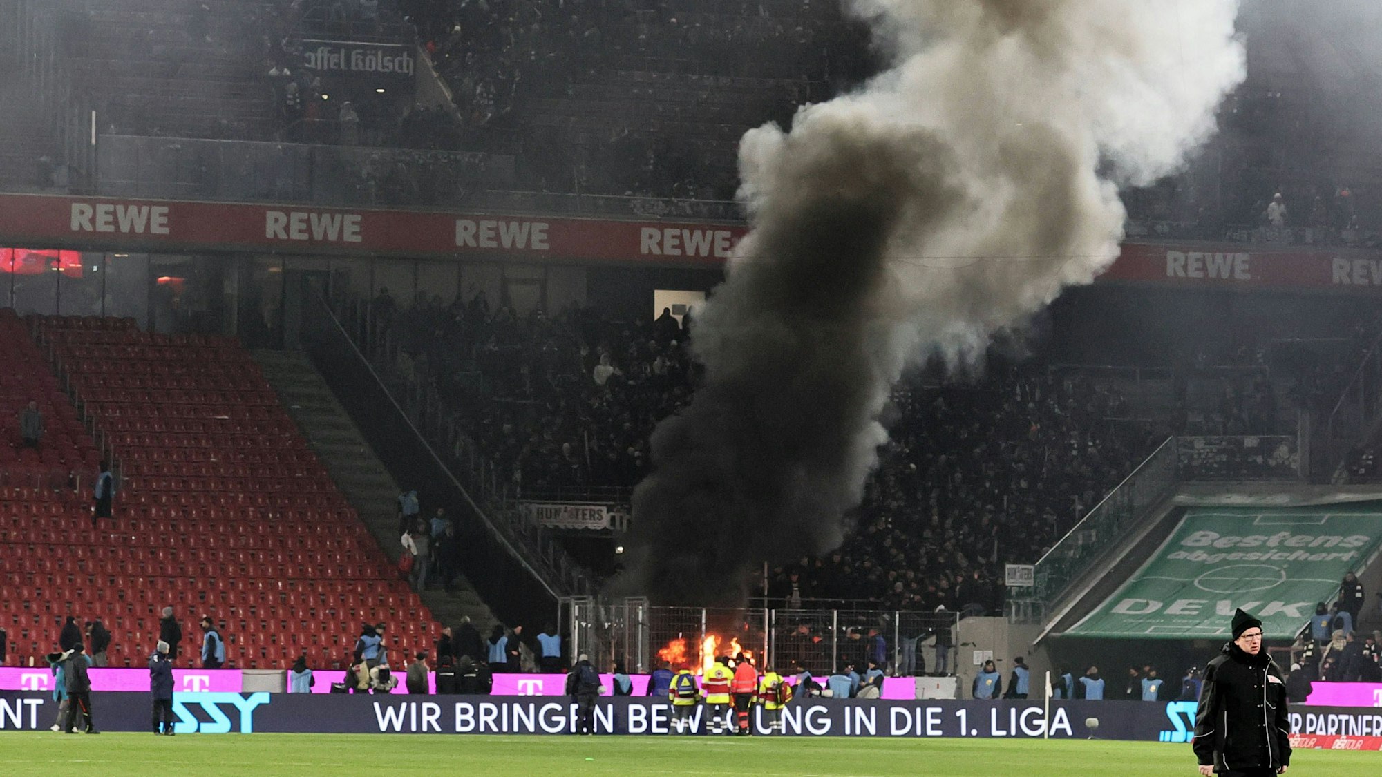 Nach dem Schlusspfiff brannte es am Samstag im Frankfurter Block.