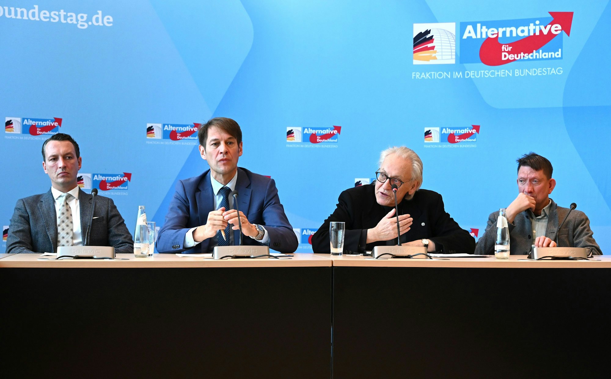 Die AfD-Abgeordneten Matthias Helferich, Götz Frömming, Martin Renner und Ronald Gläser sprechen während einer Pressekonferenz im Jakob-Kaiser-Haus.
