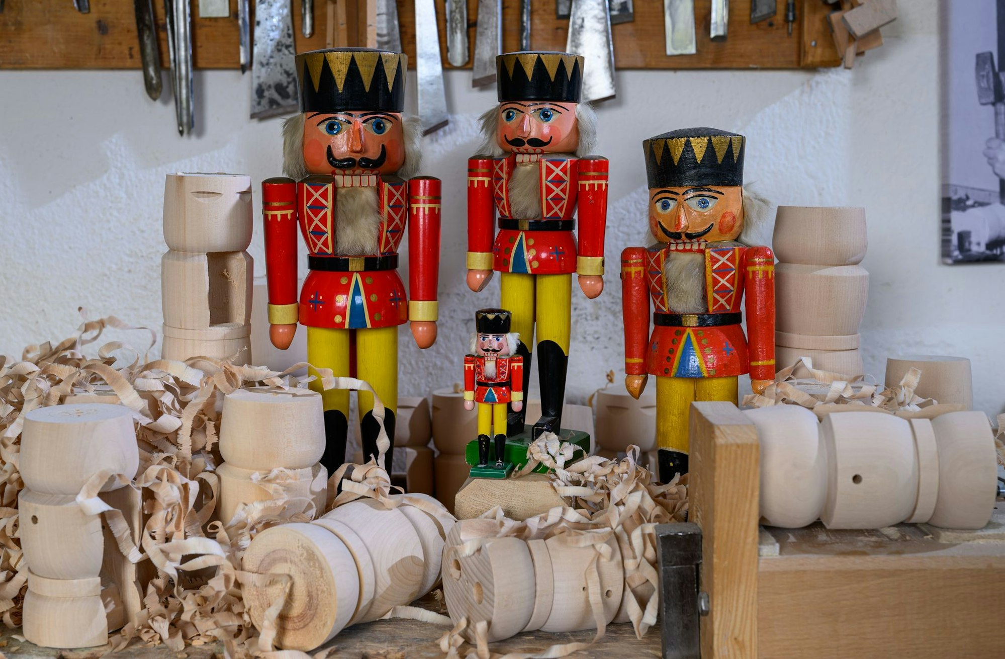 Historische Nussknacker und der Mini-Nussknacker «Willhelm», der 2021 auf der Internationalen Raumstation ISS zu Gast war, stehen in der Werkstatt von Holzspielzeugmacher Markus Füchtner in Seiffen.