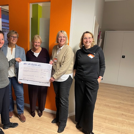 Spendenübergabe an die Frauenberatungsstelle Leverkusen.