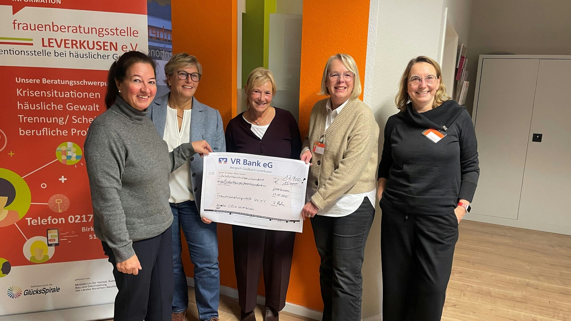 Spendenübergabe an die Frauenberatungsstelle Leverkusen.