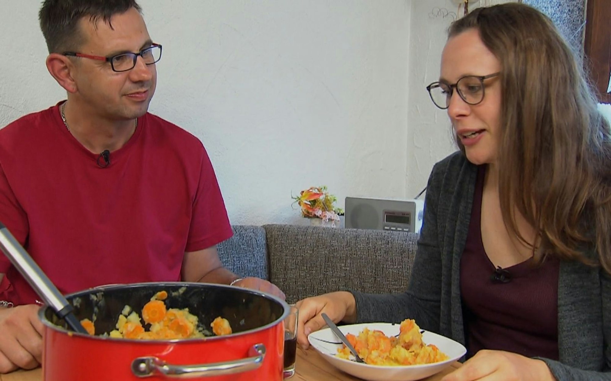 „Mir fehlt der Durchblick“: Michaela präsentiert ihre Brille. Bauer Thomas ist nur mäßig begeisgert. (Bild: RTL)