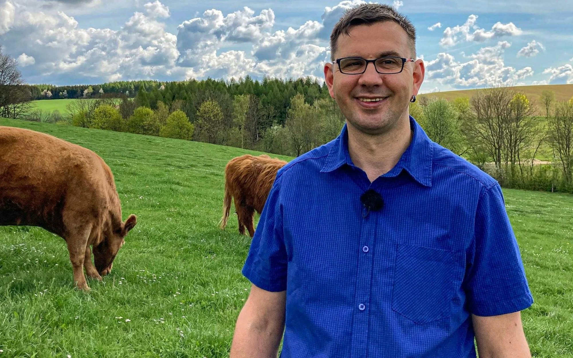 Bauer Thomas trägt selbst Brille, bevorzugt aber Frauen ohne Sehhilfe. (Bild: RTL)