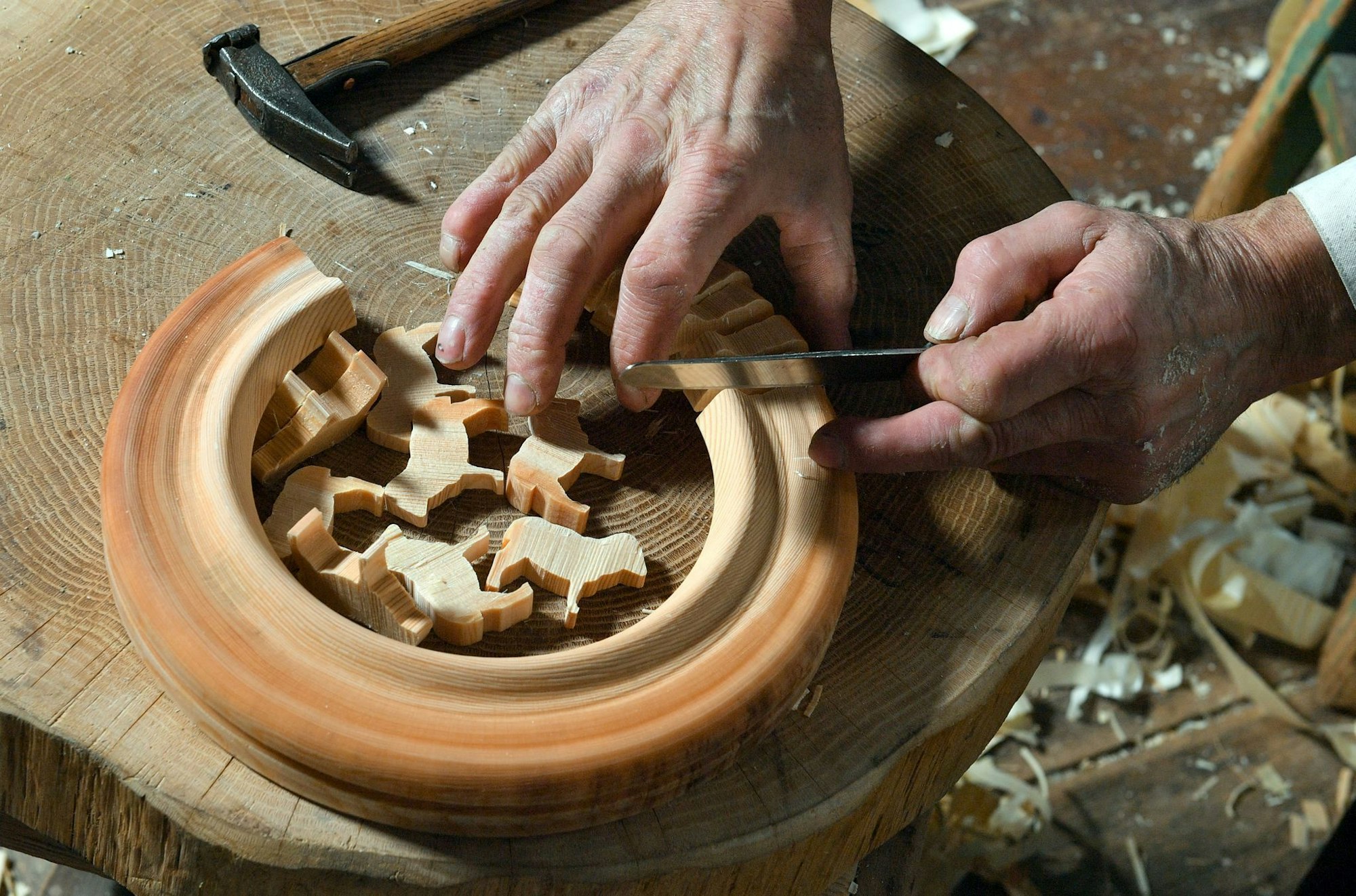 Auch das Handwerk des Reifendrehens wird im Erzgebirge gepflegt. Dabei entstehen kleine Tiere aus Holz.