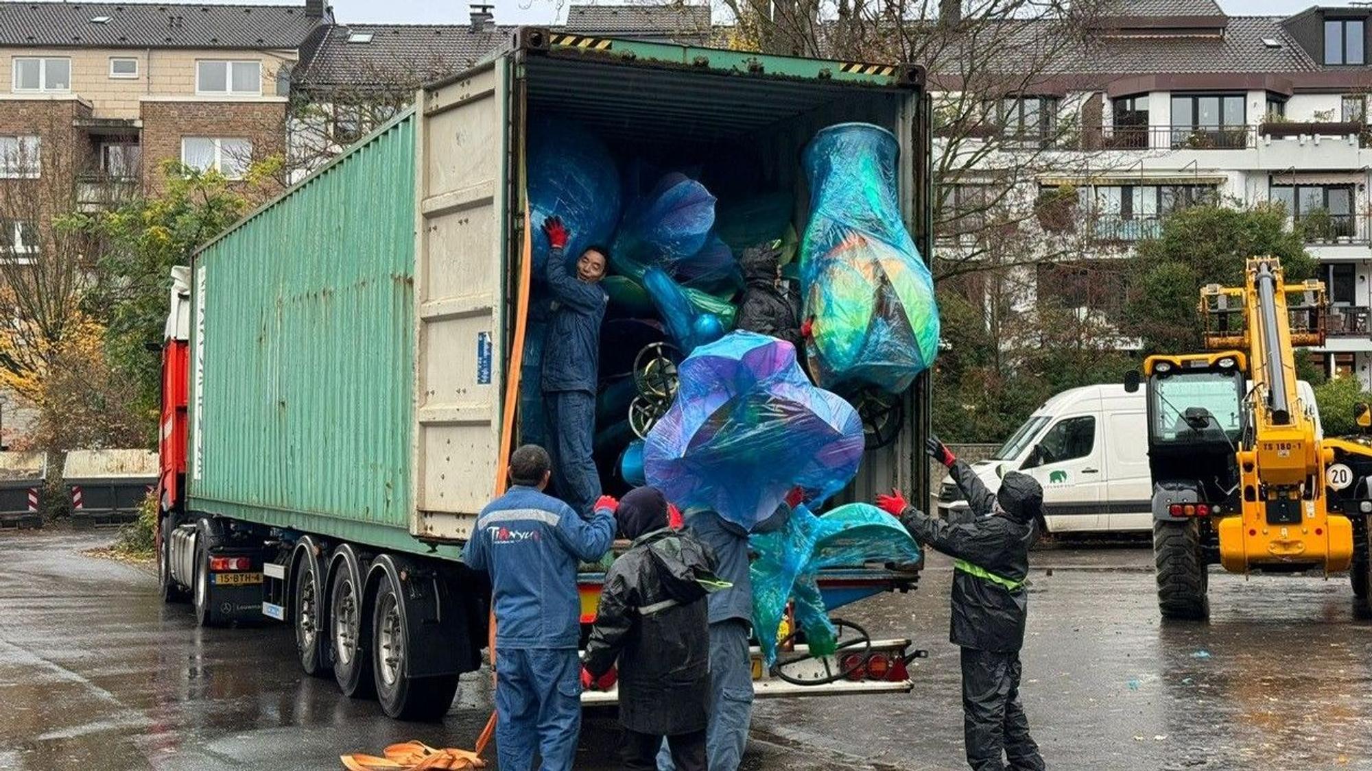 Mehrere Männer entladen einen LKW.