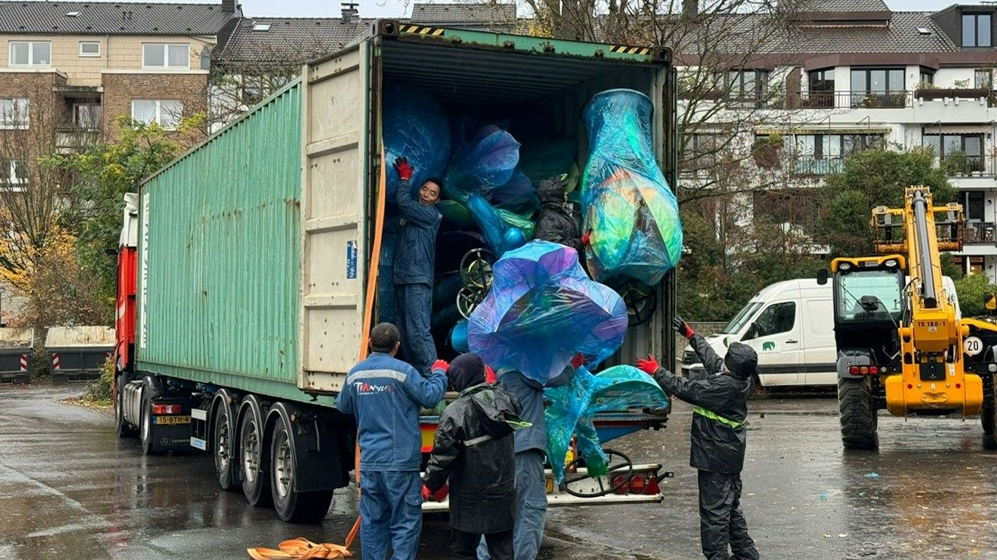 Mehrere Männer entladen einen LKW.