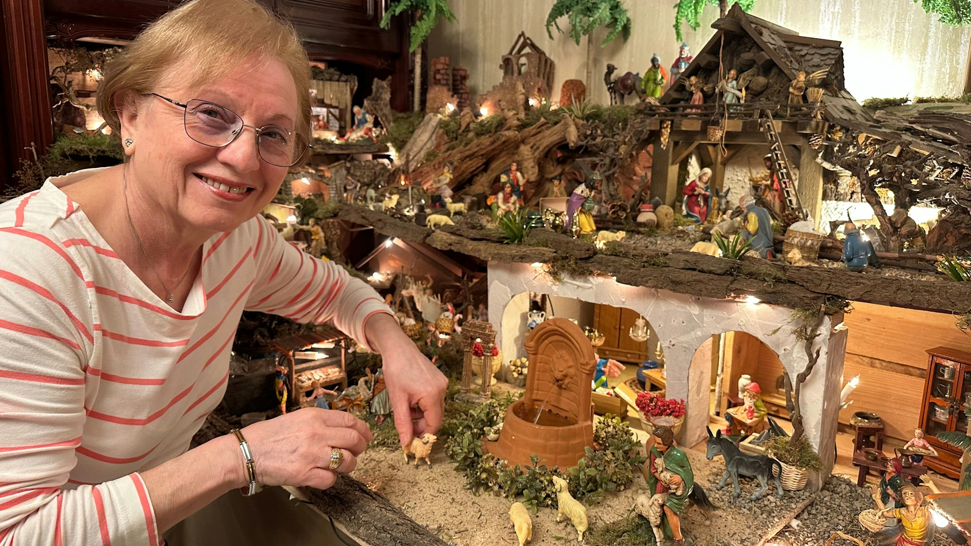Santina Iacona, geboren in Sizilien, hat liebevoll seit Jahren ein Krippe im Keller ihres Hauses gebaut. Sie wächst jedes Jahr.
