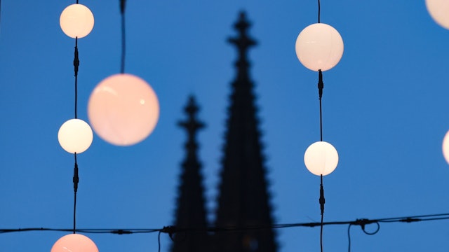 Weihnachtsbeleuchtung vor dem Kölner Dom.