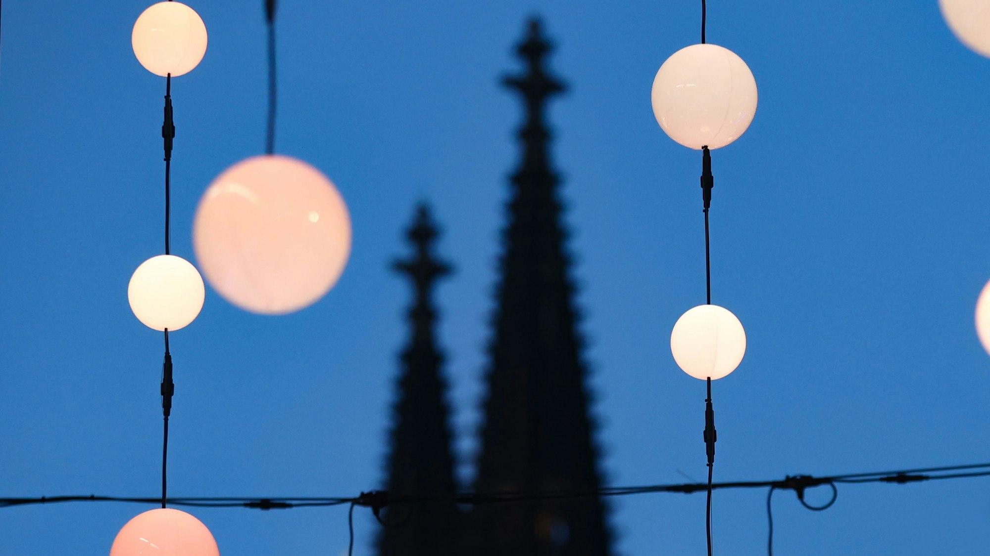 Die Domspitzen sind zu sehen, mit Winterbeleuchtung im Vordergrund.