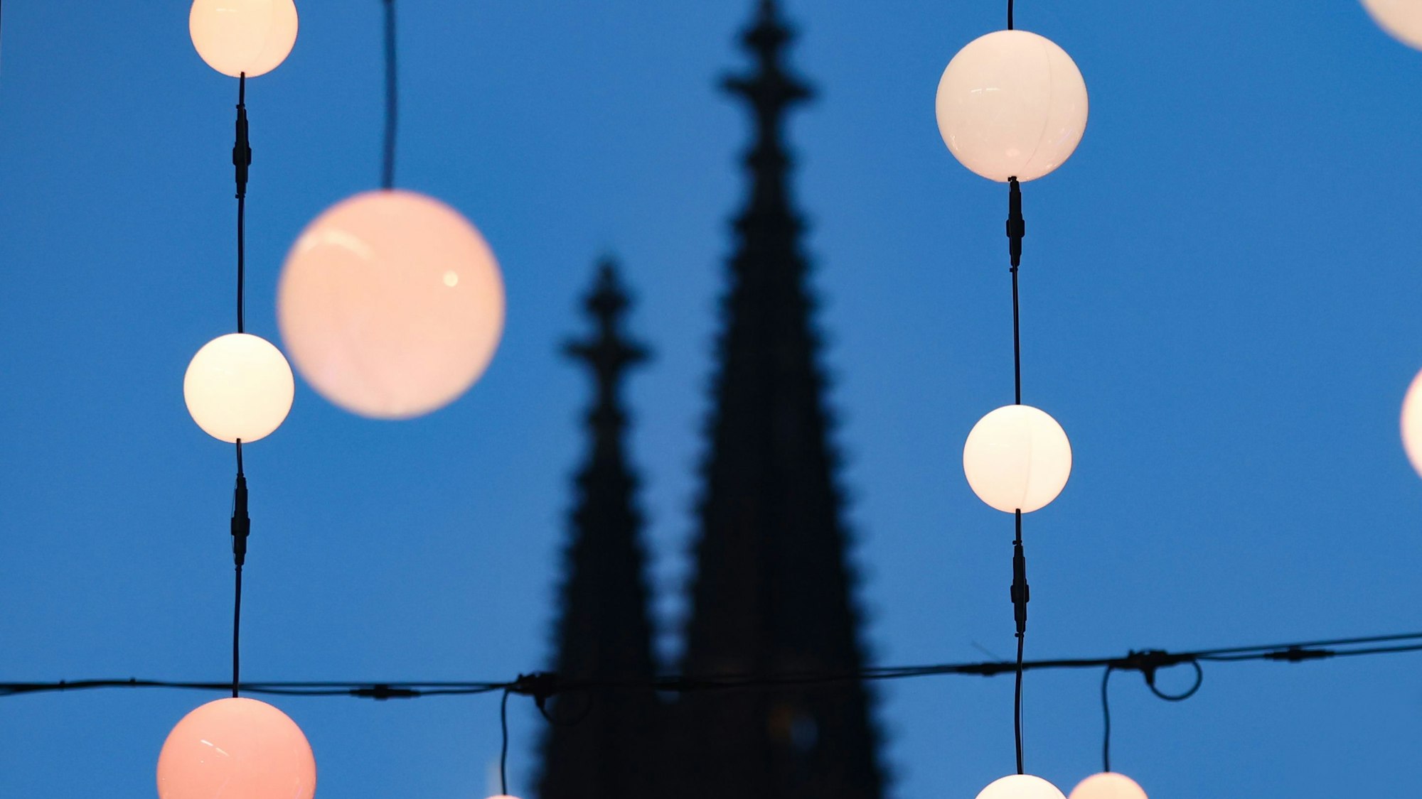 Weihnachtsbeleuchtung vor dem Kölner Dom.