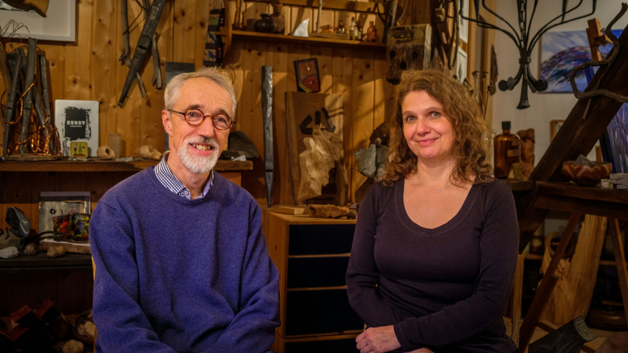 Zwei Personen in einem Atelier.