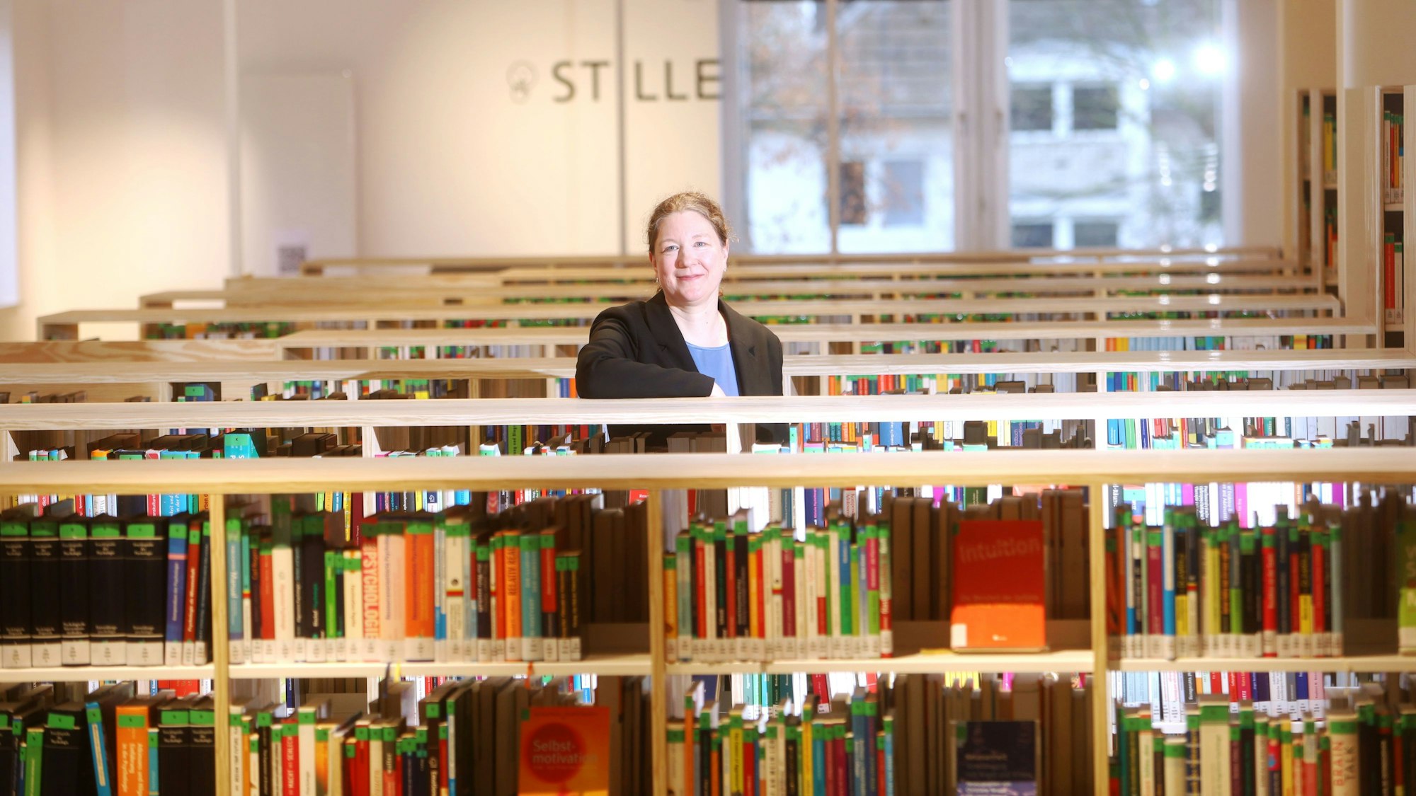 25.11.2025, Köln: Viola Springer die Leiterin der Hochschulbibliothek in den nenen Räumlichkeiten. Drei mal so viele Studienplätze die Bibliothek der Katho Köln nach wurde für 1,2 Millionen Euro Umbau feierlich wiedereröffnet. Foto: Arton Krasniqi