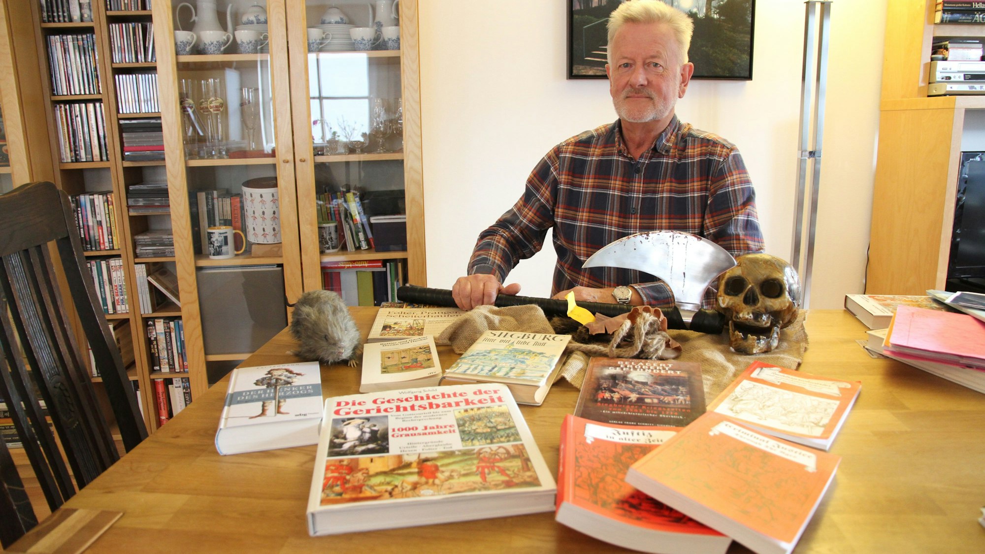 Hans-Willi Kernenbach mit Literatur und Requisiten für seine Hanker-Stadtführung durch Siegburg