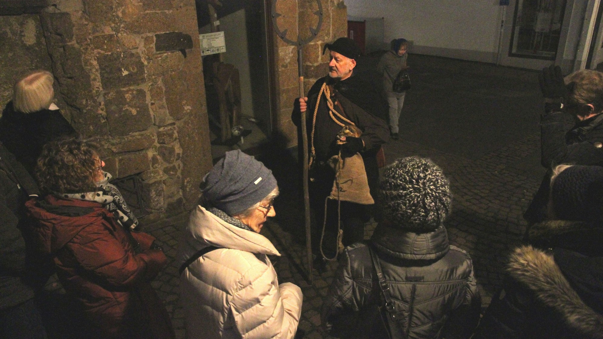 Henker-Stadtführung mit Hans-Willi Kernenbach, Zwischenstopp am Haus zum Winter