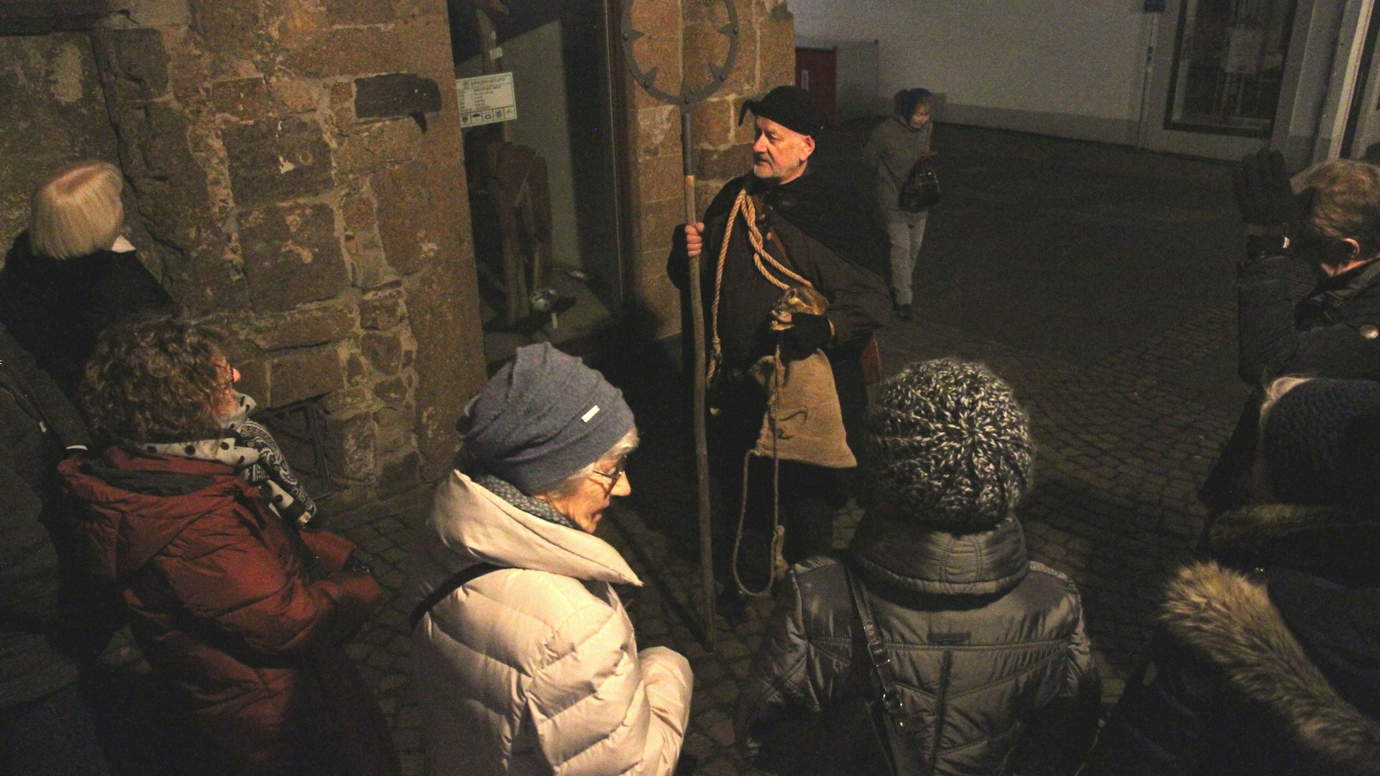 Henker-Stadtführung mit Hans-Willi Kernenbach, Zwischenstopp am Haus zum Winter