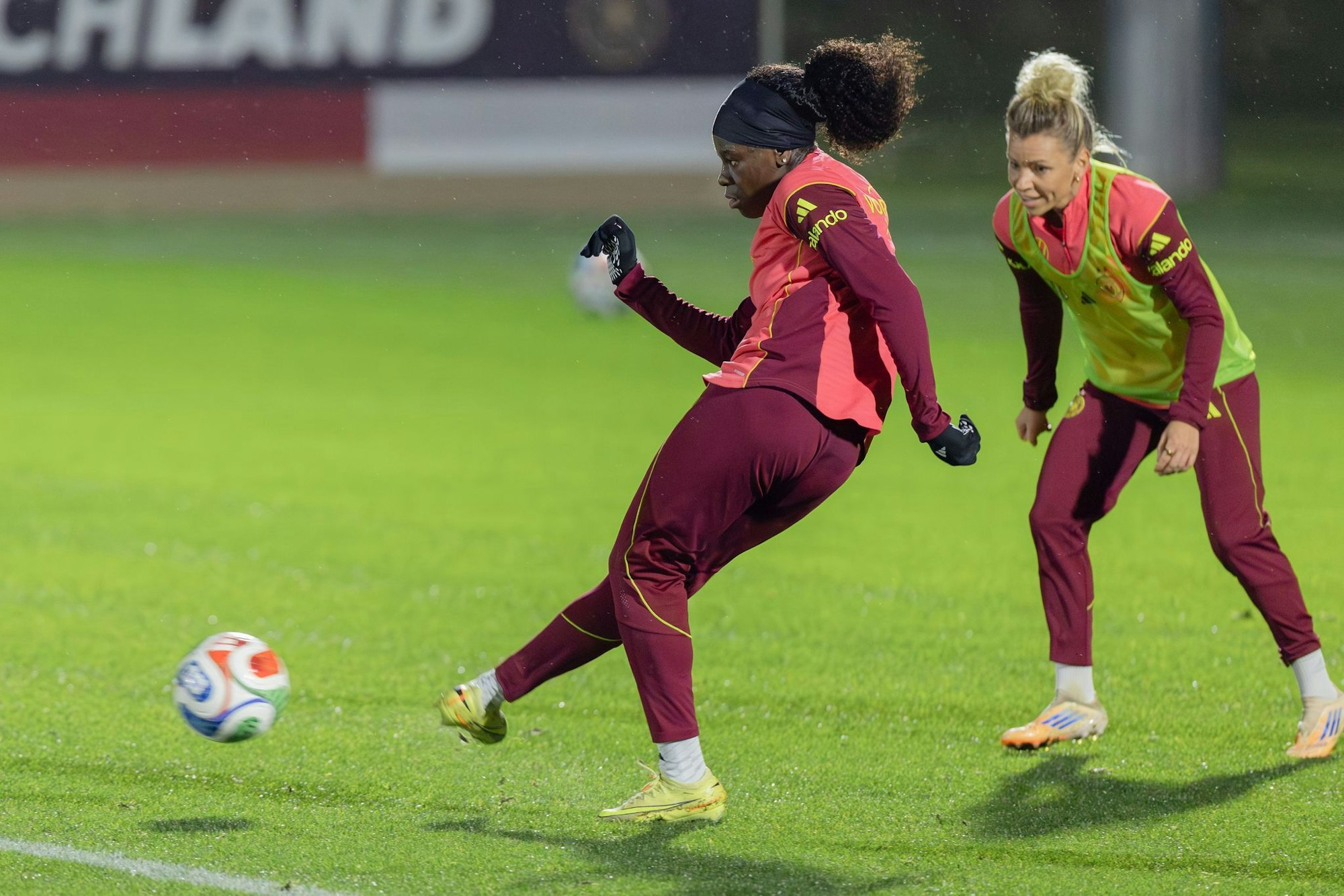 Präziser Abschluss mit der Innenseite: Nationalspielerin Nicole Anyomi beherrscht das Stürmerinnen-Abc.