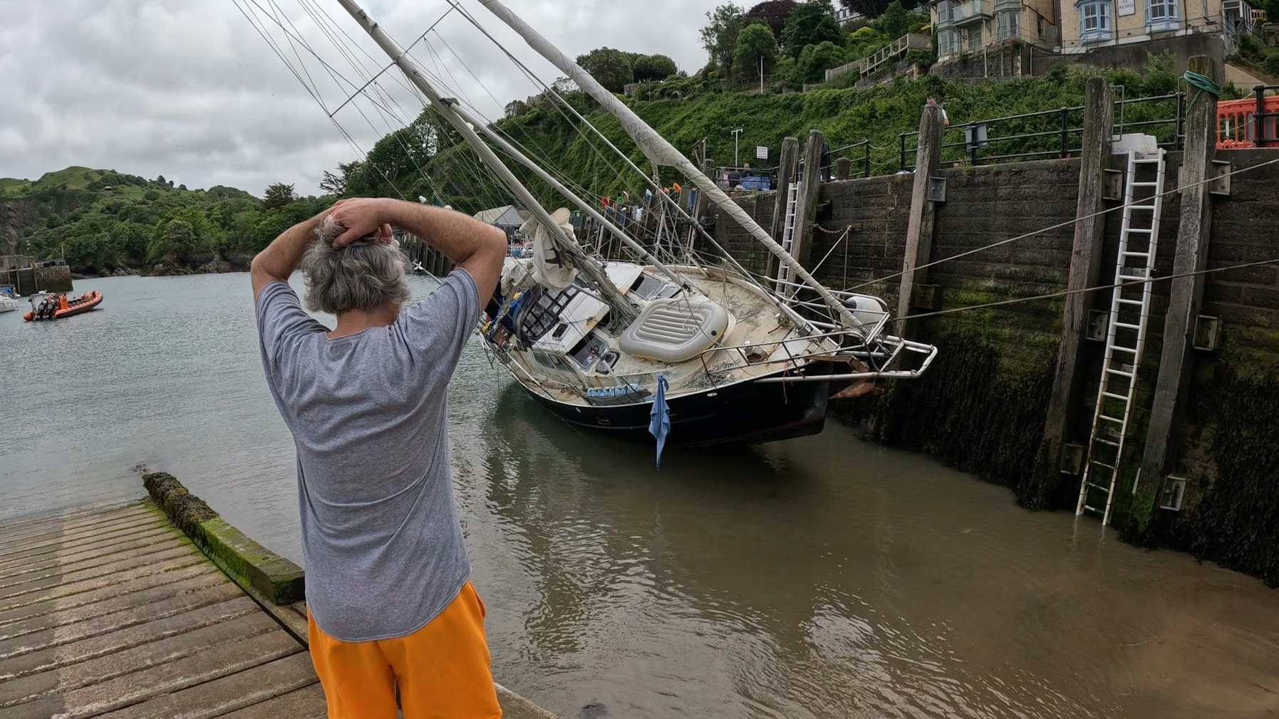 Das gekenterte erste Boot von Rob und Cleo in Irland.