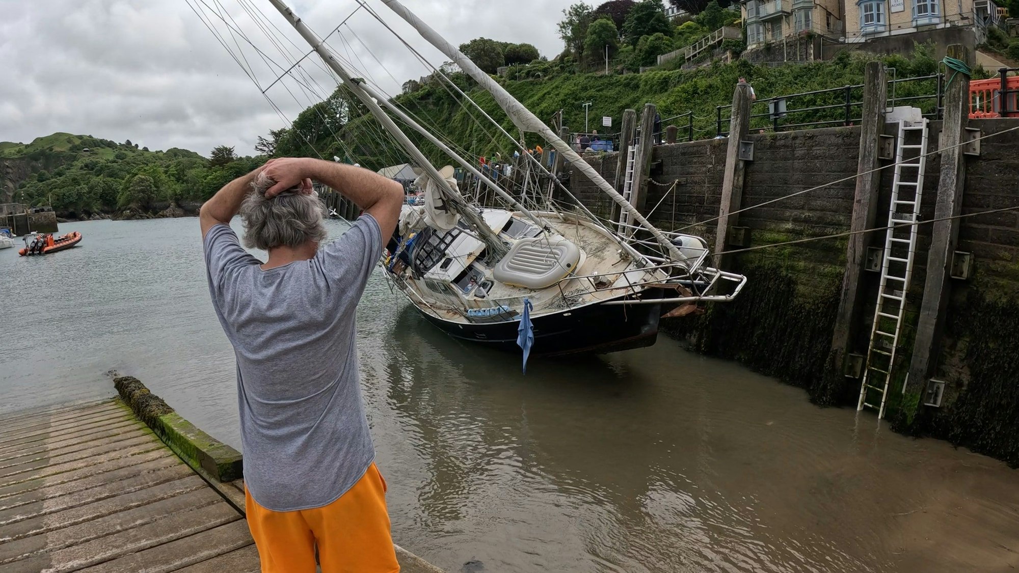 Das gekenterte erste Boot von Rob und Cleo in Irland.